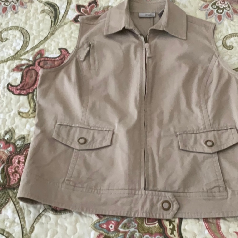 🎉 SALE- Chicos Platinum Beige Vest 🎉
